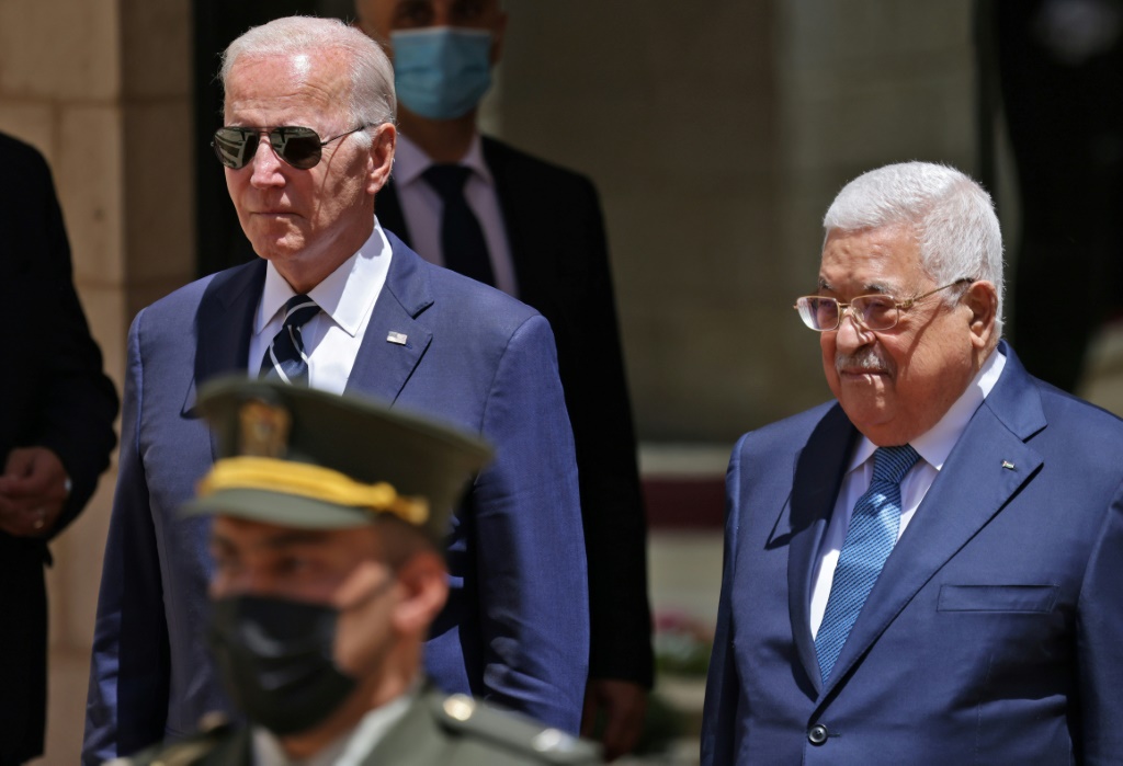 الرئيس الفلسطيني محمود عباس خلال استقبال نظيره الأمريكي جو بايدن، (أ ف ب