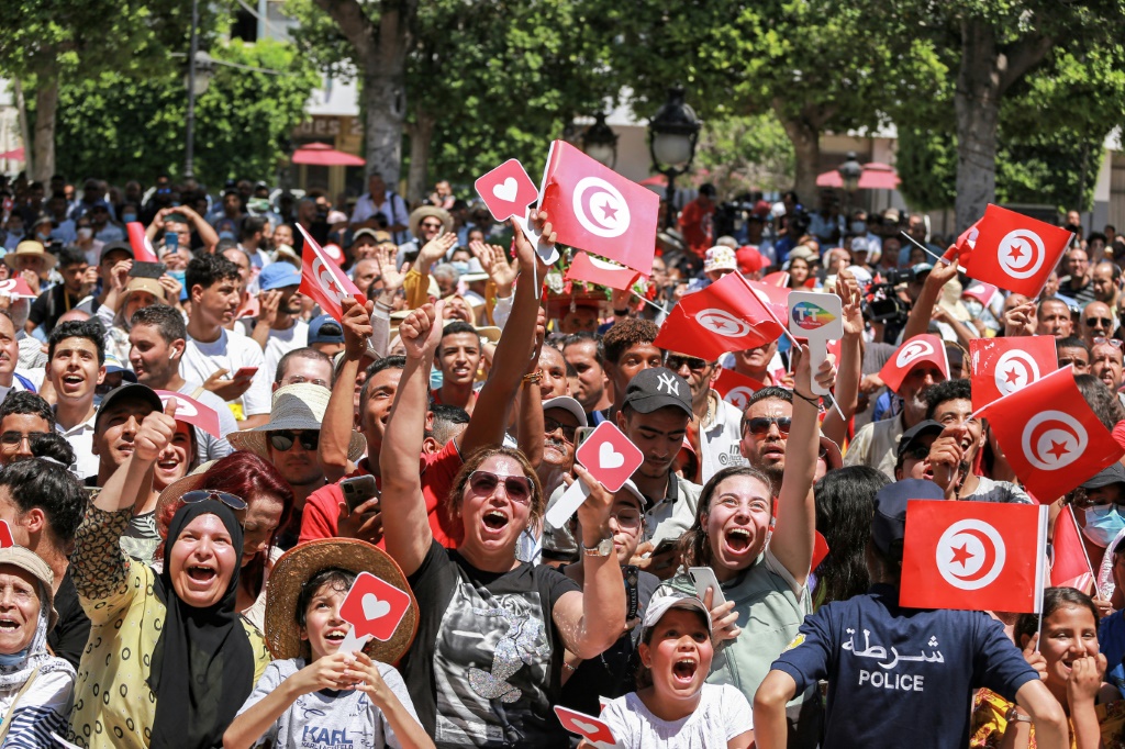 احتشد التونسيون لتهنئة جابر ببلوغ نهائي ويمبلدون (ا ف ب)
