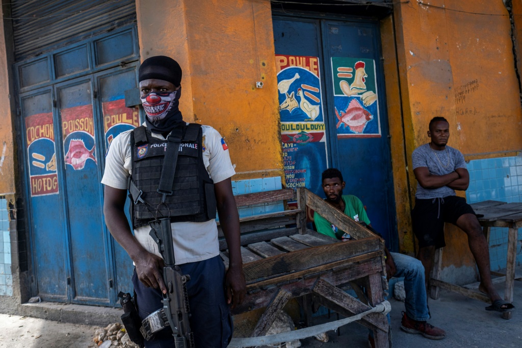 شرطي هايتي مسلح يراقب منطقة في بور او برنس في 27 تشرين الأول/أكتوبر 2021 (ا ف ب)