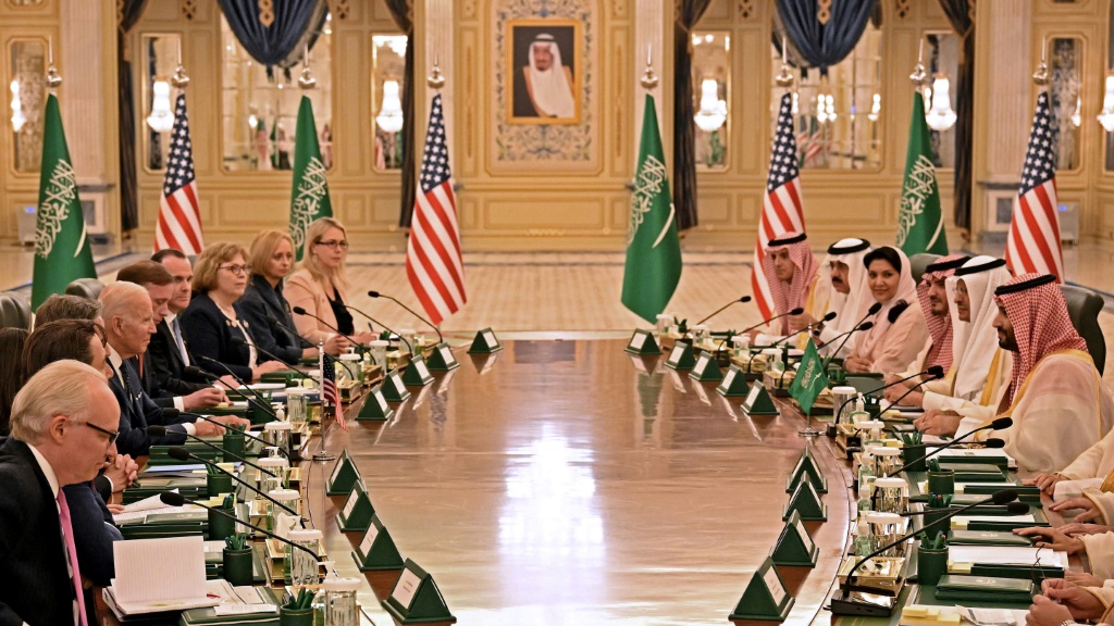 جلسة عمل بين ولي العهد السعودي محمد بن سلمان والرئيس الاميركي جو بايدن في قصر السلام في جدة في 15 تموز/يوليو 2022 (ا ف ب)