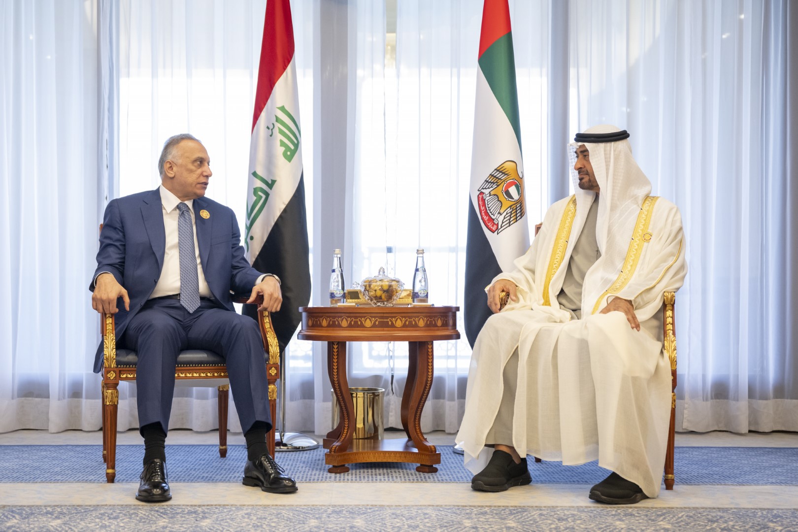 رئيس دولة الإمارات  يستقبل رئيس الوزراء العراقي على هامش قمة جدة (وام)