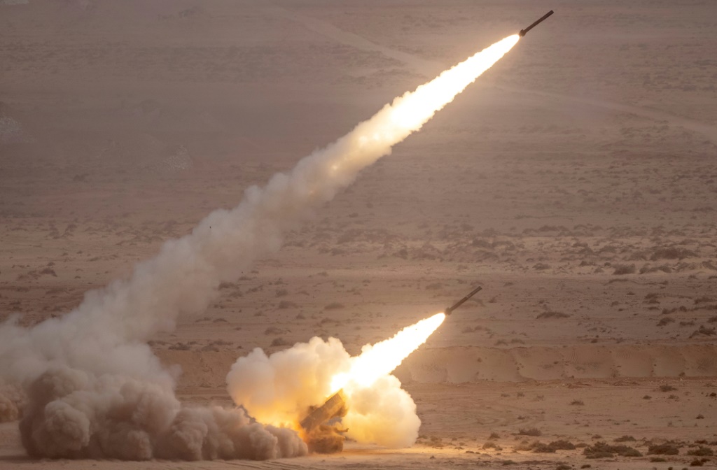 منظومة صاروخية من طراز "هيمارس" تطلق النار خلال تدريبات عسكرية في المغرب في 30 حزيران/يونيو 2022 (أ ف ب)