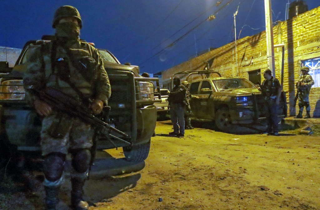 جنود مكسيكيون خلال مواجهة مع عصابة في 23 حزيران/يونيو في ولاية خاليسكو المكسيكية (ا ف ب)
