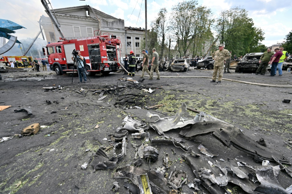 شظايا صواريخ متناثرة على الأرض في شارع في فينيتسيا في وسط أوكرانيا في 14 تموز/يوليو 2022 إثر غارات روسيا (أ ف ب)