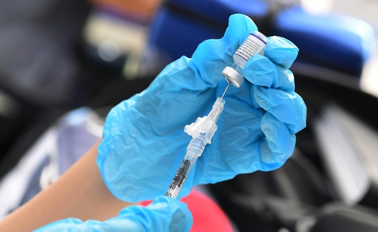 قال خبراء الصحة إن اللقاحات والمعززات تظل الأداة الأكثر أهمية وفعالية للأمريكيين لمحاربة جائحة فيروس كورونا (ا ف ب)