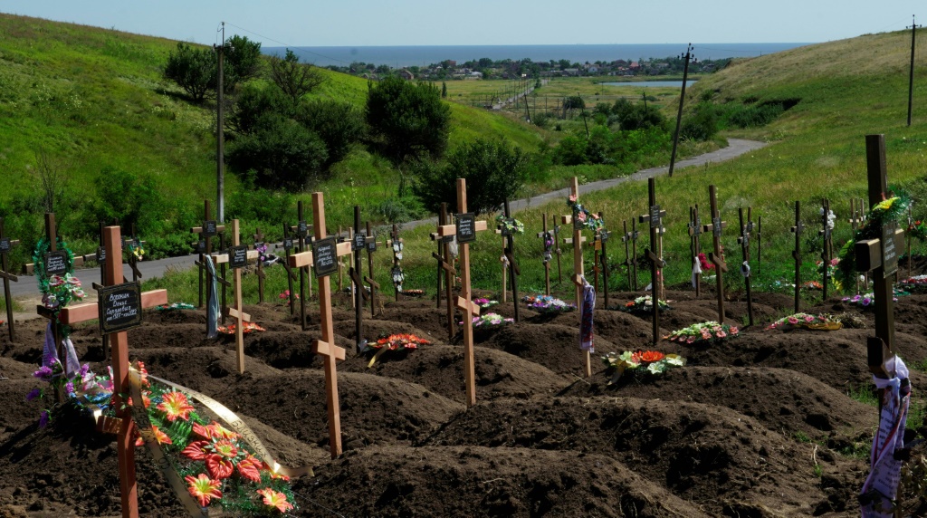 مقابر حديثة بأعداد كبيرة في مدافن فينوغرادنوي في منطقة دونيتسك في اوكرانيا في 15 تموز/يوليو 2022(ا ف ب)