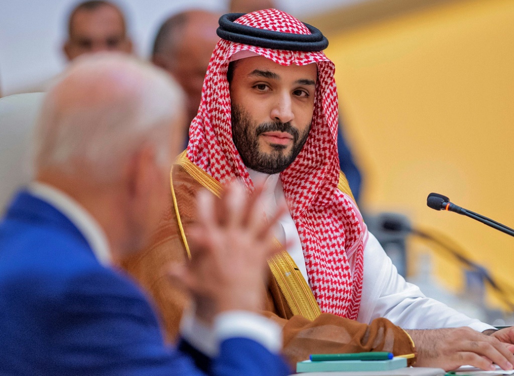ولي العهد السعودي الأمير محمد بن سلمان (إلى اليمين) يتطلع إلى الرئيس الأمريكي جو بايدن (إلى اليسار) خلال قمة القادة العرب في جدة (أ ف ب)