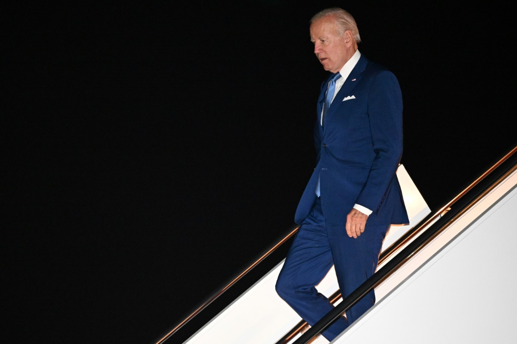 ينزل الرئيس الأمريكي جو بايدن طائرة الرئاسة عند وصوله إلى قاعدة أندروز الجوية في ماريلاند بعد أول رحلة له في الشرق الأوسط - والتي أدت فقط إلى مكاسب صغيرة ، إن وجدت. (أ ف ب)