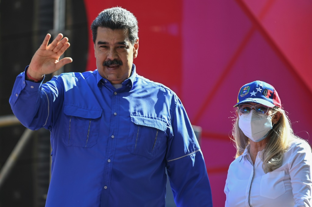 الرئيس الفنزويلي نيكولاس مادورو والسيدة الأولى سيليا فلوريس في كراكاس في الأول من أيار/مايو 2022 (ا ف ب)