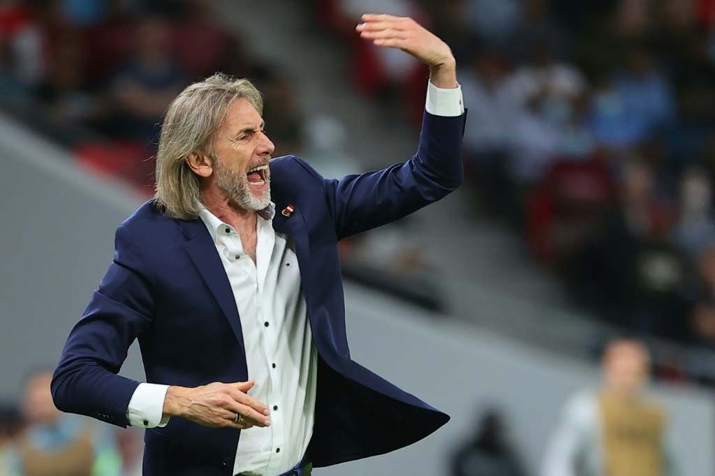 صورة مؤرخة 13 حزيران/يونيو 2022 لمدرب المنتخب البيروفي الارجنتيني ريكاردو غاريكا خلال مباراة الملحق الدولي أمام استراليا على ملعب الريان في قطر (ا ف ب)