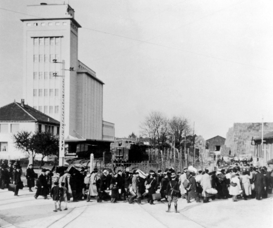 محطة القطارات بيتيفييه بالقرب من باريس عن وصول يهود إليها في أيار/مايو 1941 (أ ف ب)