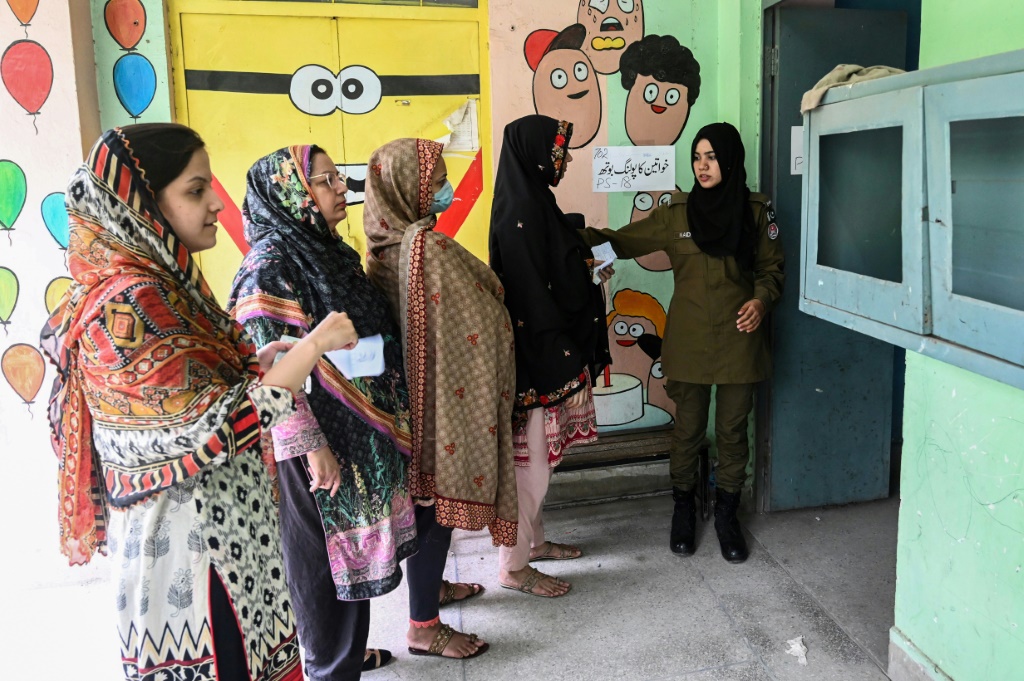 نساء يقفن في طابور للمشاركة في انتخابات ولاية بنجاب في باكستان في 17 تموز/يوليو 2022 (ا ف ب)