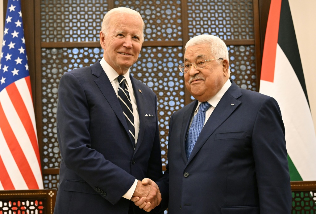 الرئيس الأمريكي جو بايدن (إلى اليسار) في استقبال الرئيس الفلسطيني محمود عباس (إلى اليمين) خلال حفل استقبال في مجمع المقاطعة الرئاسي في مدينة بيت لحم بالضفة الغربية المحتلة. (أ ف ب)