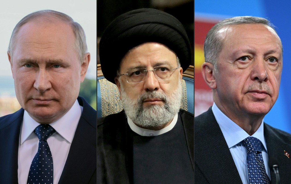   من المقرر أن يلتقي الرئيس الروسي فلاديمير بوتين (إلى اليسار) والرئيس الإيراني إبراهيم رئيسي (وسط) والرئيس التركي رجب طيب أردوغان في طهران يوم الثلاثاء. (ا ف ب)