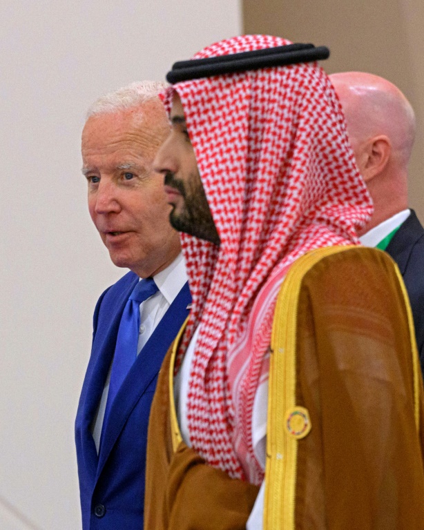 الرئيس الأميركي جو بايدن (يسار) وولي العهد السعودي الأمير محمد بن سلمان في قمة جمعت أيضا قادة دول خليجية وعربية في أحد فنادق مدينة جدة السعودية في 16 تموز/يوليو 2022 (ا ف ب)