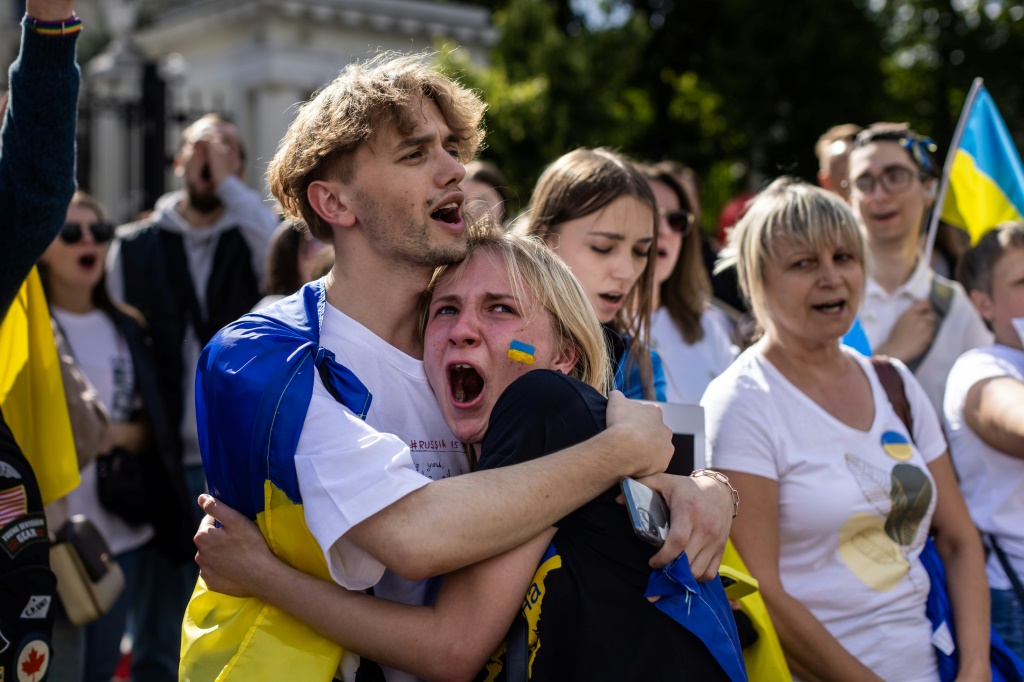 متظاهرون أمام السفارة الروسية في وارسو في 17 تموز/يوليو 2022 احتجاجًا على الغزو الروسي لأوكرانيا (ا ف ب)