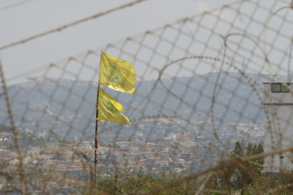 علم لحزب الله على الجانب اللبناني من الحدود مع إسرائيل قرب المزرعة التعاونية الاسرائيلية شتولا، في الثالث من تموز/يوليو 2022 (ا ف ب)