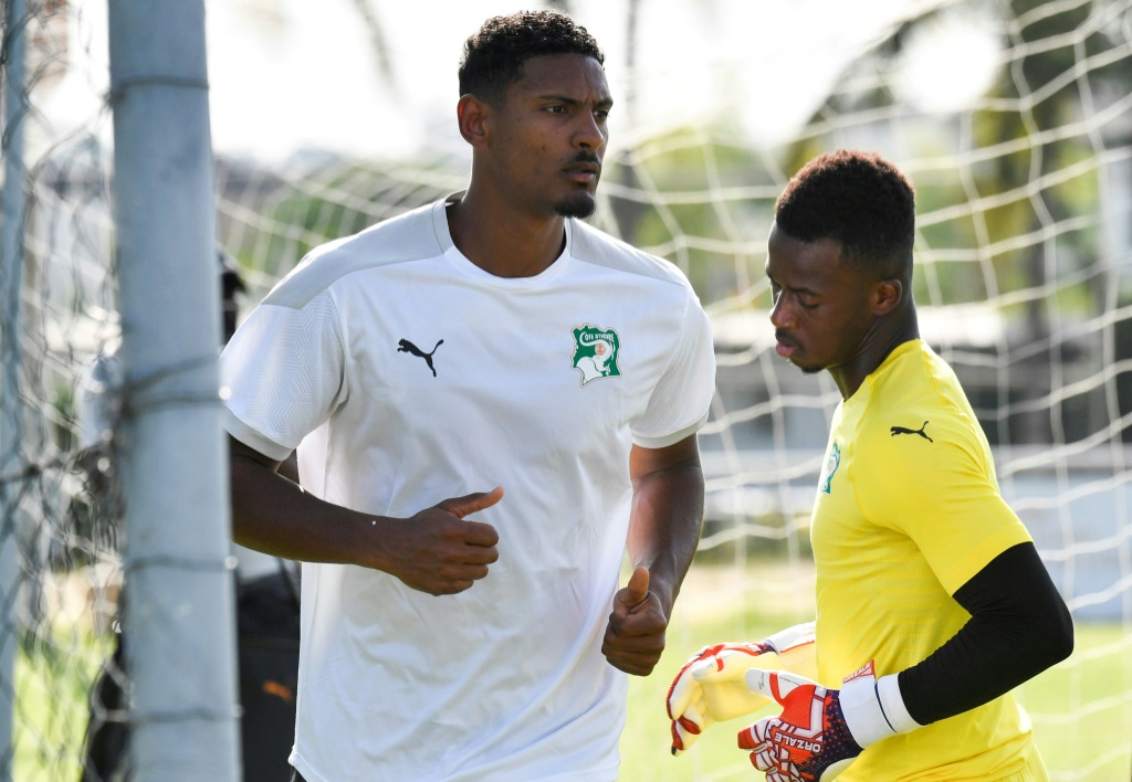 المهاجم العاجي سيباستيان هالر (وسط) خلال تمارين منتخب بلاده استعداداً لتصفيات كأس أمم إفريقيا 2023. أبيدجان، في 1 حزيران/يونيو 2022 (ا ف ب)
