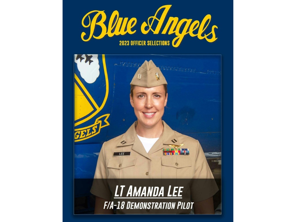 أماندا لي، أول طيارة في فريق "بلو أنجيلز" الأميركي الشهير للطلعات الجوية الاستعراضية، في صورة وزعها سلاح البحرية الأميركية في 18 تموز/يوليو 2022 (ا ف ب)