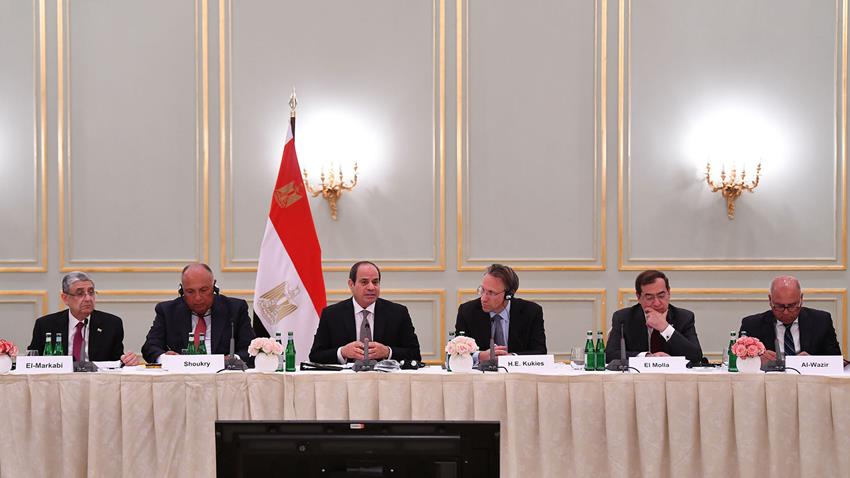 الرئيس المصري وهو  يشارك في مائدة مستديرة (الرئاسة المصرية)
