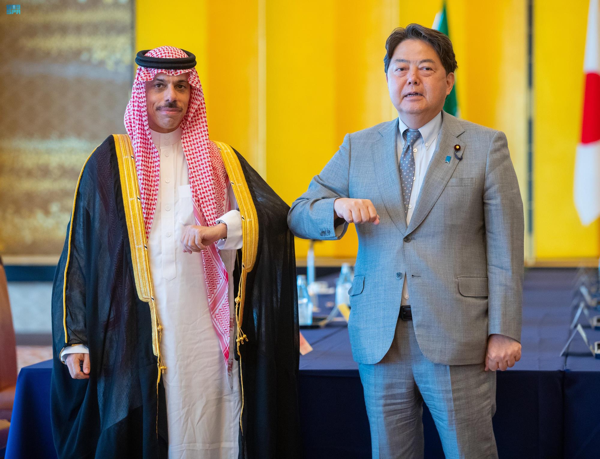 الأمير فيصل بن فرحان بن عبدالله وزير الخارجية السعودي مع فوميو كيشيدا رئيس وزراء اليابان (واس)
