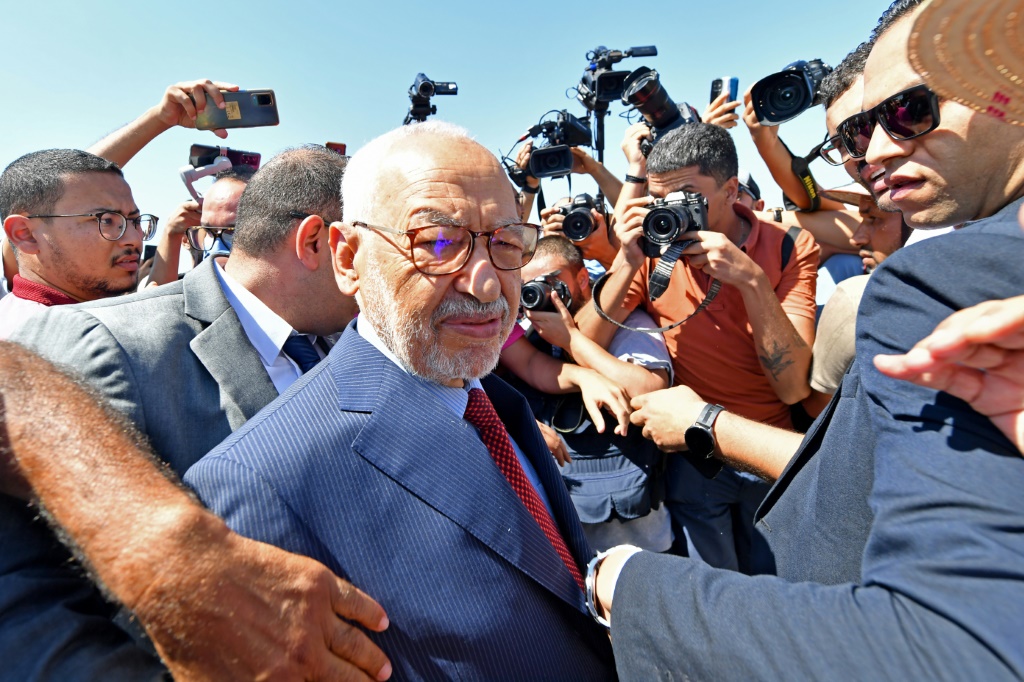 راشد الغنوشي، رئيس حزب النهضة الإسلامي التونسي، يصل إلى مكتب المدعي العام لمكافحة الإرهاب في تونس العاصمة في 19 تموز/يوليو 2022 (اف ب)