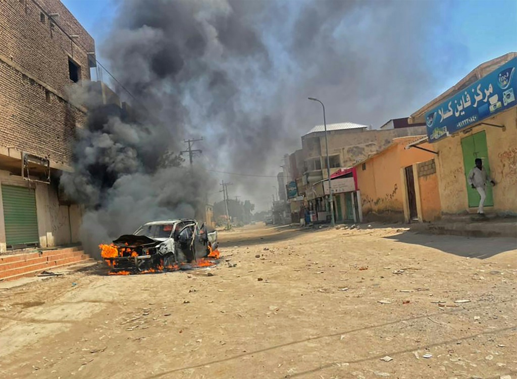 صورة التقطت في 18 تموز/يوليو 2022 لمركبة محترقة في أعقاب اشتباكات بمدينة كسلا بشرق السودان، بالقرب من الحدود مع إريتريا (ا ف ب)