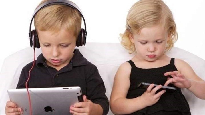 هكذا تضبط أوقات لعب طفلك على الأجهزة اللوحية؟(زهرة الخليج)