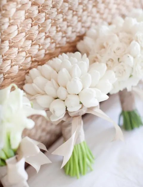 أفكار رائعة لإضافة زهور التوليب لثيم حفل زفافك (هي)