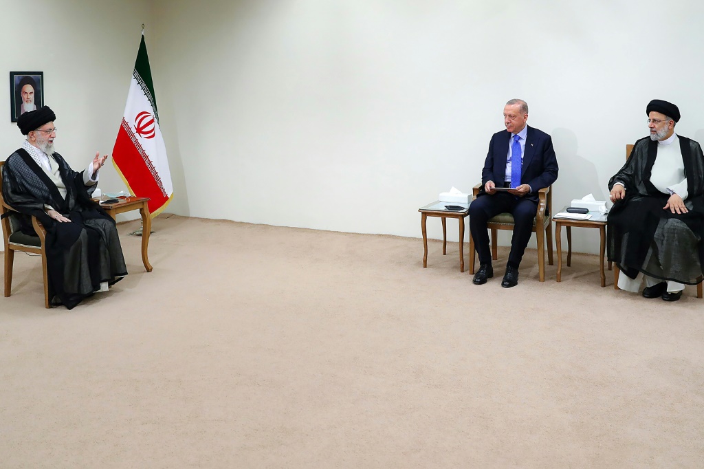 المرشد الأعلى للجمهورية الإسلامية آية الله علي خامنئي مستقبلا الرئيس التركي رجب طيب اردوغان ونظيره الإيراني إبراهيم رئيسي في 19 تموز/يوليو 2022. (أ ف ب)