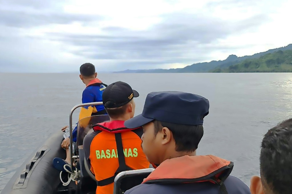 بحث فريق إنقاذ، الثلاثاء، عن ركاب عبارة غرقت بسبب سوء الأحوال الجوية قبالة سواحل جزيرة تيرنيت الإندونيسية. (أ ف ب)