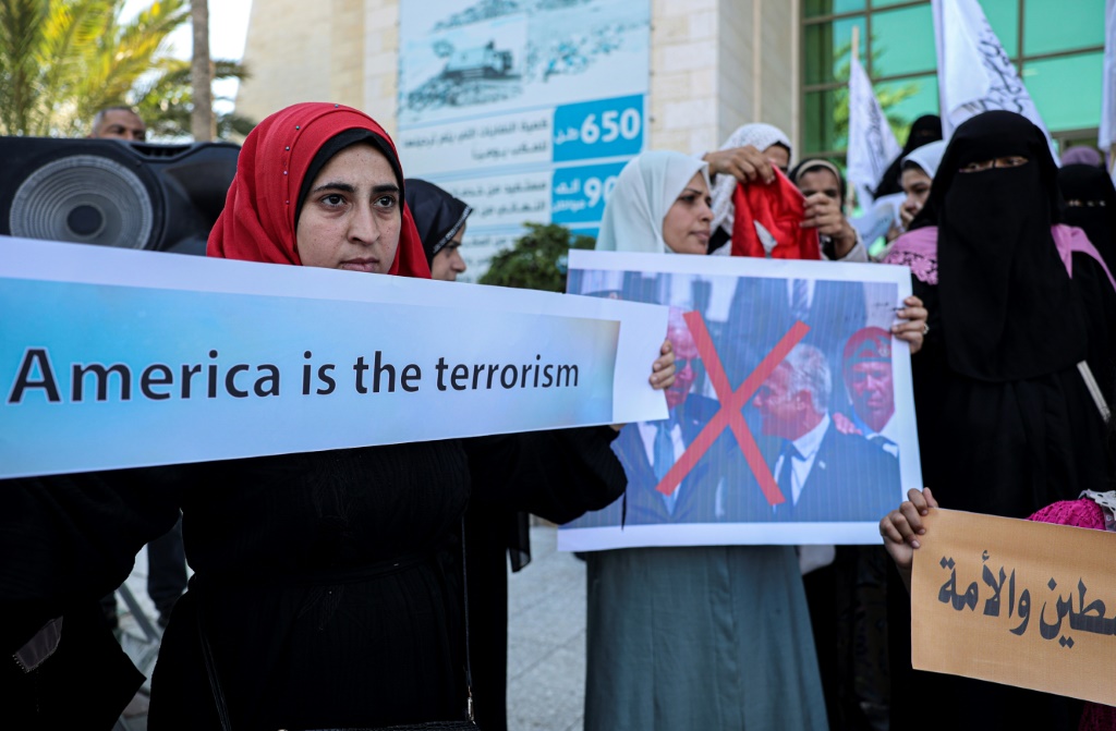 نساء فلسطينيات يشاركن في تظاهرة احتجاج على زيارة الرئيس الأميركي لإسرائيل، في خان يونس بجنوب قطاع غزة في 17 تموز/يوليو 2022 (اف ب)