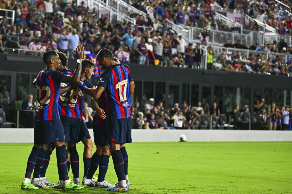 لاعبو برشلونة يحتفلون بالفوز الكبير على ميامي إنتر الأميركي خلال الجولة التحضيرية في الولايات المتحدة تمهيداً لانطلاق الموسم الجديد في 19 تموز/يوليو 2022 (ا ف ب)