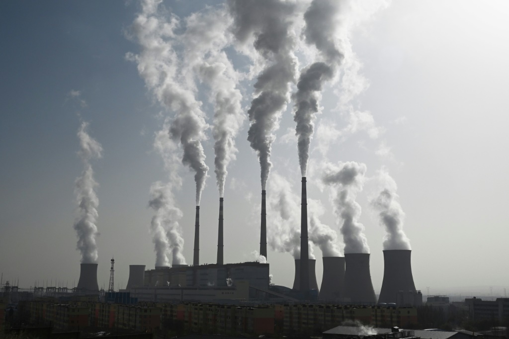 وتعتمد الصين بشكل كبير على الفحم لتوليد الكهرباء، لكن السلطات تعهدت ببلوغ ذروة انبعاثات الكربون بحلول عام 2030 (ا ف ب).