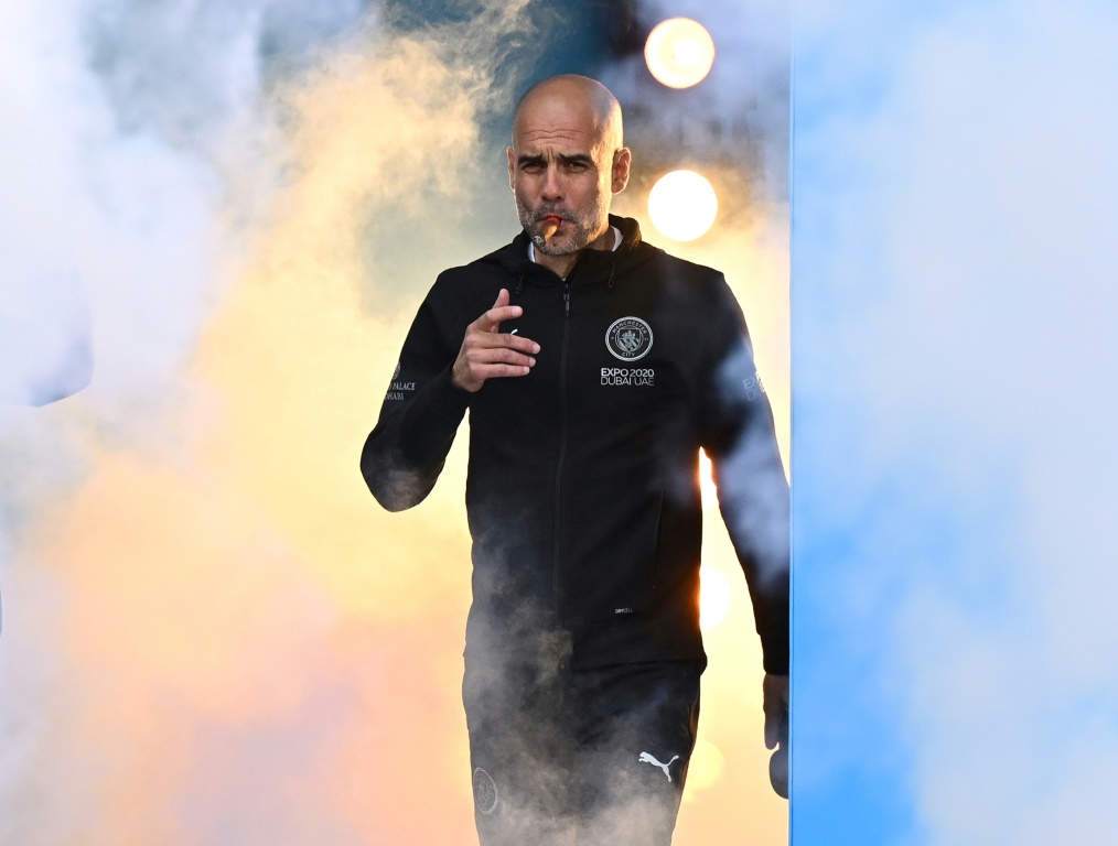 الإسباني بيب غوارديولا يدخّن السيجار محتفلاً بإحراز مانشستر سيتي الإنكليزي للقب الدوري (ا ف ب)