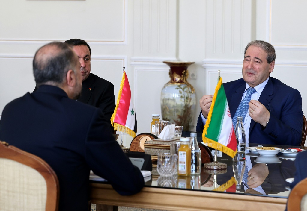 وزير الخارجية السوري فيصل المقداد (الى اليمين) يتحدث الى نظيره الإيراني حسين أمير عبداللهيان في طهران في 20 تموز/يوليو 2022. (ا ف ب)