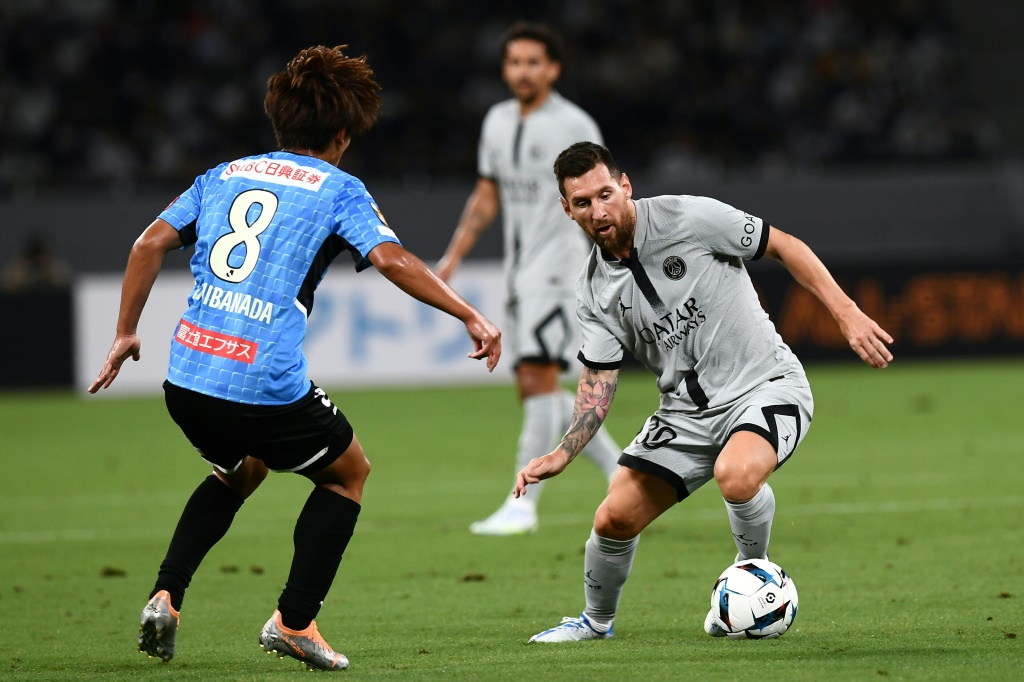 نجم باريس سان جرمان الارجنتيني ليونيل ميسي (يمين) يراوغ لاعب وسط كاواساكي فرونتالي كنتو تاشيبانادا خلال المباراة الودية بين الفريقين. 20 تموز/يوليو 2022 (ا ف ب)