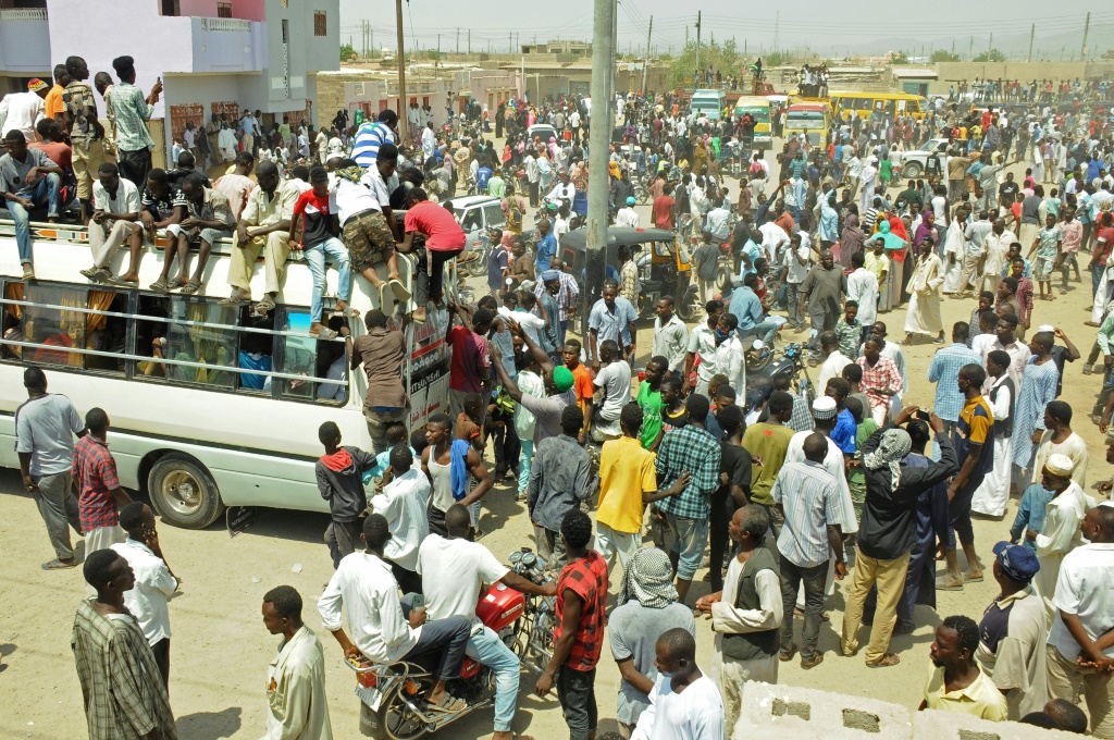 حشود من قبيلة الهوسا يتجمعون أمام مكاتب حكومية محلية في بورت سودان في 19 تموز/يوليو 2022 للمطالبة بمحاسبة المتسببين في الأحداث الدامية (ا ف ب)
