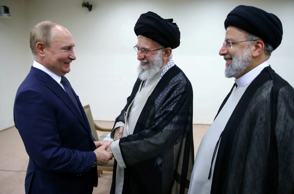 لسنوات، كانت روسيا حريصة على عدم الاقتراب أكثر من اللازم من إيران (أ ف ب)