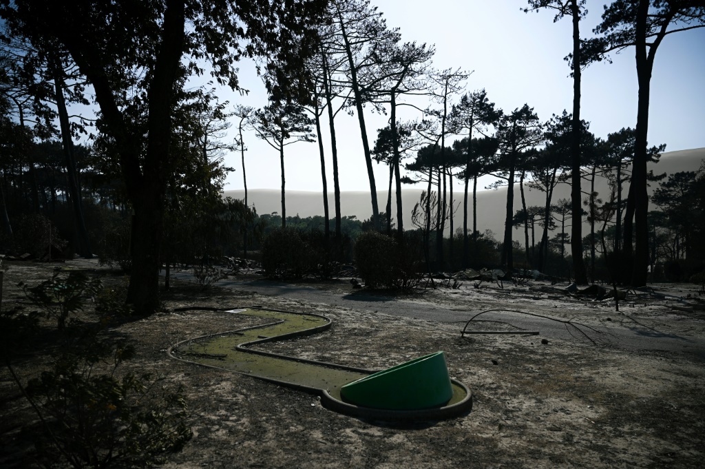 الحرائق في جيروند دمرت مكاناً للتخييم في 19 تموز/يوليو 2022 (ا ف ب)