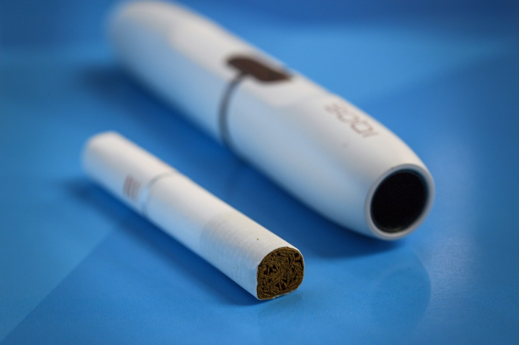 غالبا ما يتم الخلط بين منتجات التبغ المسخنة مثل IQOS، التي تستخدم عصيا تحتوي على أوراق التبغ، والسجائر الإلكترونية (ا ف ب).