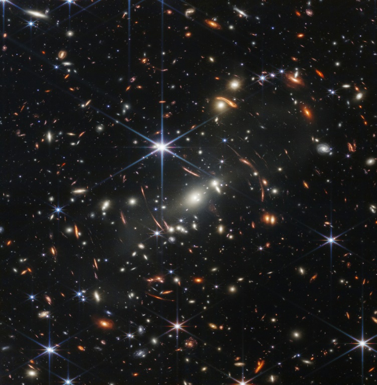أول صورة ملتقطة بواسطة التلسكوب الفضائي جيمس ويب والتي كشفتها وكالة الفضاء الأميركية (ناسا) في 11 تموز/يوليو 2022 (ا ف ب)