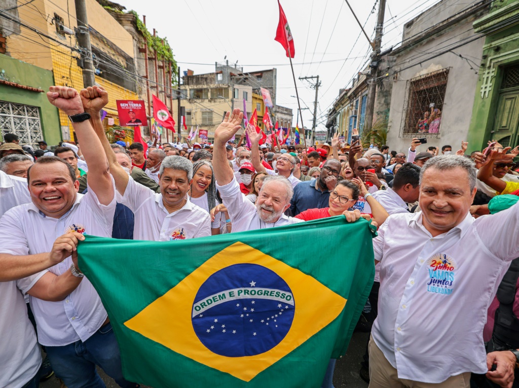الرئيس البرازيلي الأسبق لويس إيناسيو لولا دا سيلفا (وسط) يشارك في تجمّع لمناصريه في سلفادور دي باهيا في الثاني من تموز/يوليو 2022 (ا ف ب)