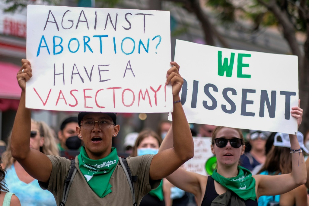 ناشطون مدافعون عن حق الإجهاض يتظاهرون دعماً لحقوق المرأة في 16 تموز/يوليو 2022 في سانتا مونيكا بكاليفورنيا (ا ف ب)