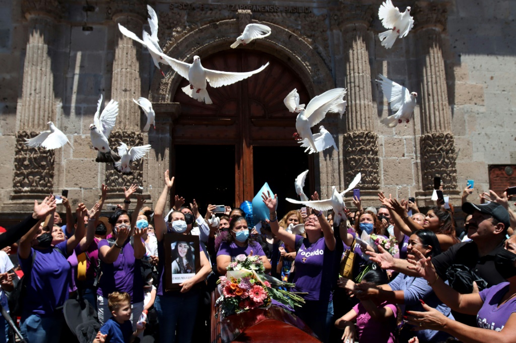 تجمع لنساء أمام مركز شرطة منطقة ثابوبان في المكسيك احتجاجا على احراق ناشطة حية في 21 تموز/يوليو 2022 (ا ف ب)