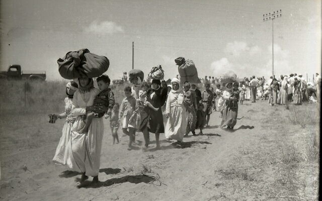 13 حزيران 1948: طرد نساء وأطفال وشيوخ الطنطورة من الفريديس إلى الأردن. الصليب الأحمر هو المشرف. (مجموعة بينو روتنبرغ، بإذن من أرشيف دولة إسرائيل. جميع الحقوق محفوظة.)