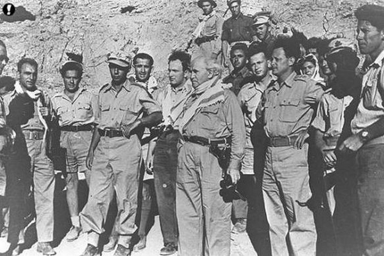 صورة توضيحية: رئيس الوزراء دافيد بن غوريون وقائد الجبهة الجنوبية يغئال ألون (إلى اليمين) وإسحاق رابين (بينهما) في الجبهة الجنوبية خلال حرب الاستقلال عام 1948. (جيش الدفاع الإسرائيلي / ويكيبيديا)