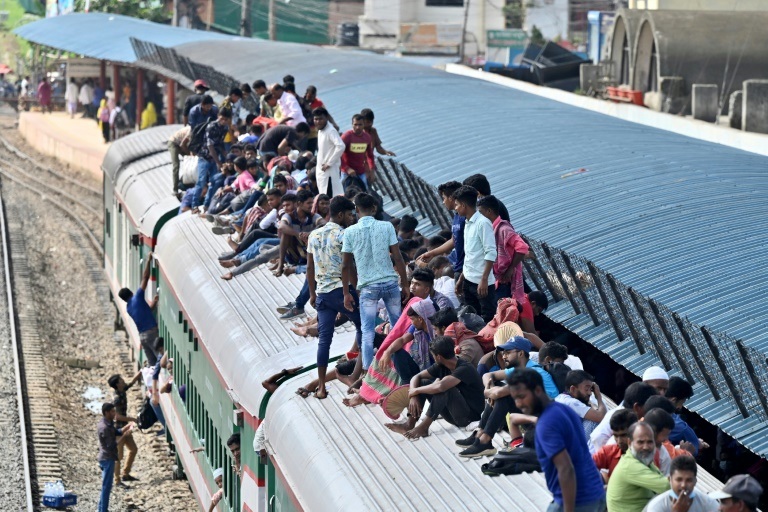 مسافرون على سطح قطار في بنغلادش في 9 تموز/يوليو 2022 (ا ف ب)