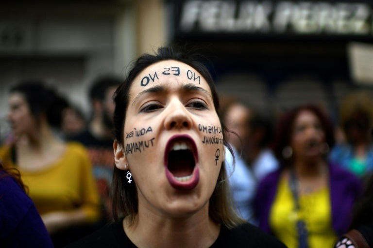 متظاهرون ضد تبرئة متهمين بالاغتصاب في اسبانيا في 28 نيسان/ابريل 2018 (ا ف ب)