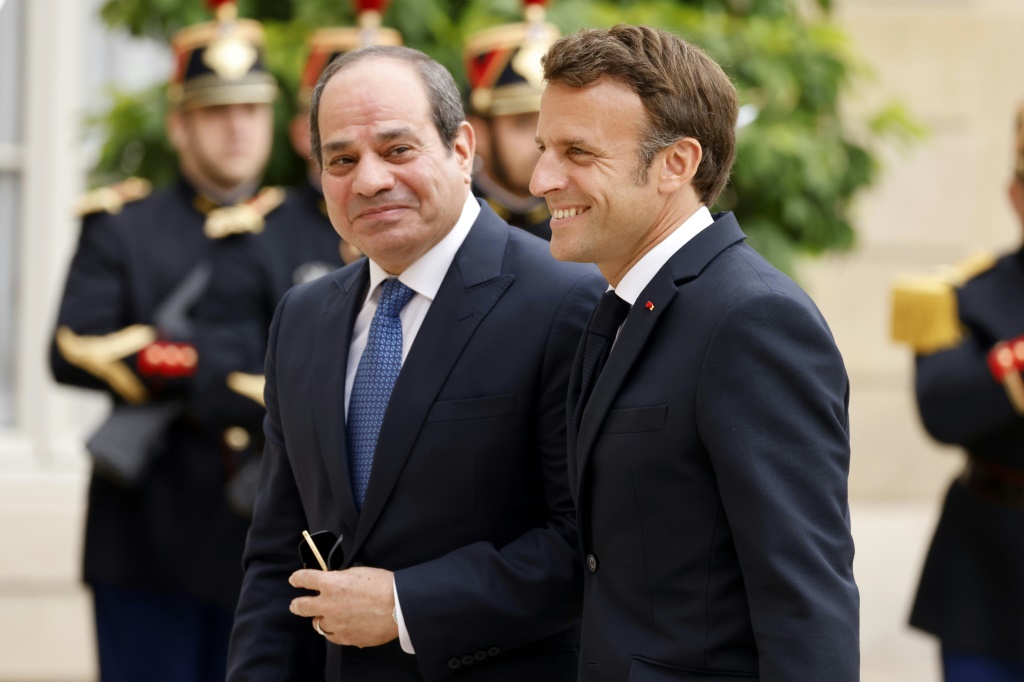 الرئيس الفرنسي إيمانويل ماكرون مستقبلًا نظيره المصري عبد الفتاح السيسي في قصر الإليزيه في باريس في 22 تموز/يوليو 2022(ا ف ب)